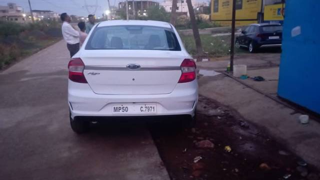 https://images10.gaadi.com/usedgaadi-sellcar/UsedCar/e56b1582a/a656acfa-bb2e-4828-a828-bd0c24d57e5b.jpg?imwidth=6402