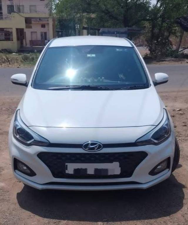 https://images10.gaadi.com/usedgaadi-sellcar/UsedCar/e56bc9dca/16ad51d7-db6f-4f15-9d31-91876ed6f5a8.jpeg?imwidth=6400