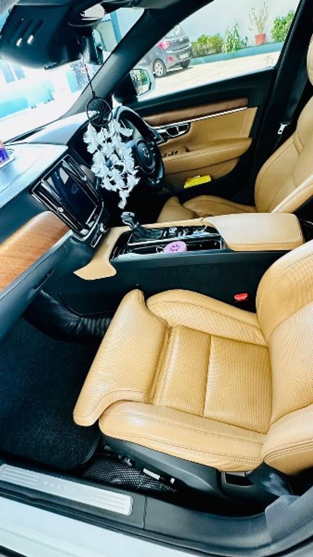 https://images10.gaadi.com/usedgaadi-sellcar/UsedCar/e56bf97ca/c12547e5-d222-404b-88a5-553e18112085.jpeg?imwidth=6402