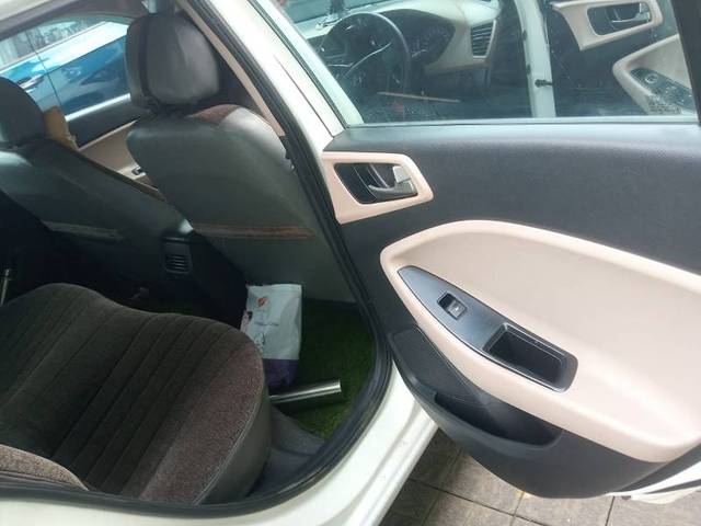 https://images10.gaadi.com/usedgaadi-sellcar/UsedCar/e56d25d5a/4ae60046-f953-44c0-81f7-4a7689417715.jpg?imwidth=6401