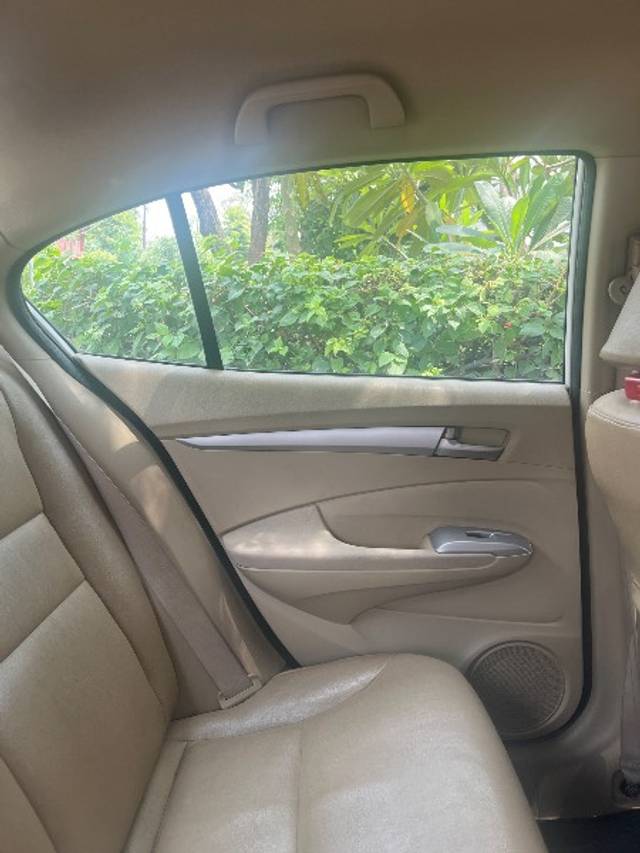 https://images10.gaadi.com/usedgaadi-sellcar/UsedCar/e56d6395a/ddc94ee0-ba3a-4a4a-9841-de7f0f5d05ff.jpg?imwidth=6402