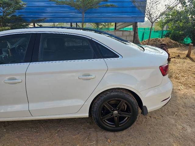 https://images10.gaadi.com/usedgaadi-sellcar/UsedCar/e56eb989a/1c0474b6-d7c1-41e5-9297-fbf8ba34475c.jpg?imwidth=6402