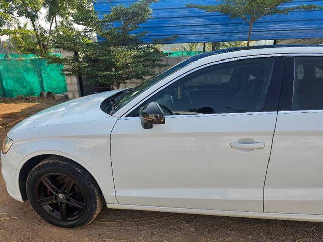 https://images10.gaadi.com/usedgaadi-sellcar/UsedCar/e56eb989a/f3587a53-8b59-46e0-b379-9ab15d340c16.jpg?imwidth=6401