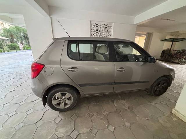 https://images10.gaadi.com/usedgaadi-sellcar/UsedCar/e56f80cba/fc7041a3-3633-4f4e-bb86-ab3bfd4b3309.jpg?imwidth=6402