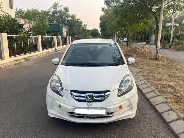 https://images10.gaadi.com/usedgaadi-sellcar/UsedCar/e56fb715a/12aefb1f-eed6-4581-97f1-97ace6f3f408.jpeg?imwidth=6400