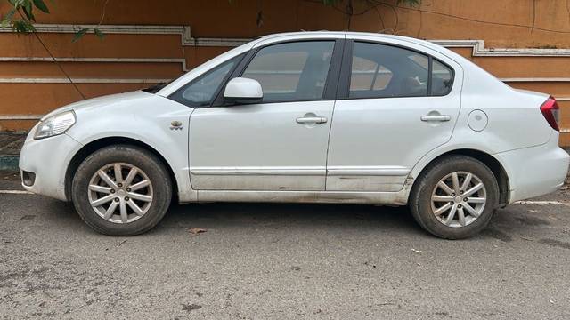 https://images10.gaadi.com/usedgaadi-sellcar/UsedCar/e56fef0ba/8e675731-d7f0-4d2d-8739-fcf30c303b8d.jpeg?imwidth=6402