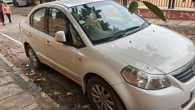 https://images10.gaadi.com/usedgaadi-sellcar/UsedCar/e56fef0ba/b6af17dd-f70e-4f9b-8af6-b6795dd80f20.jpeg?imwidth=6400