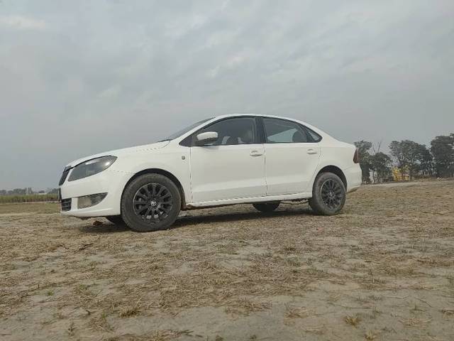 https://images10.gaadi.com/usedgaadi-sellcar/UsedCar/e5703393a/9a8904fd-d6ec-489f-9e4a-c1808d857b86.jpg?imwidth=6400