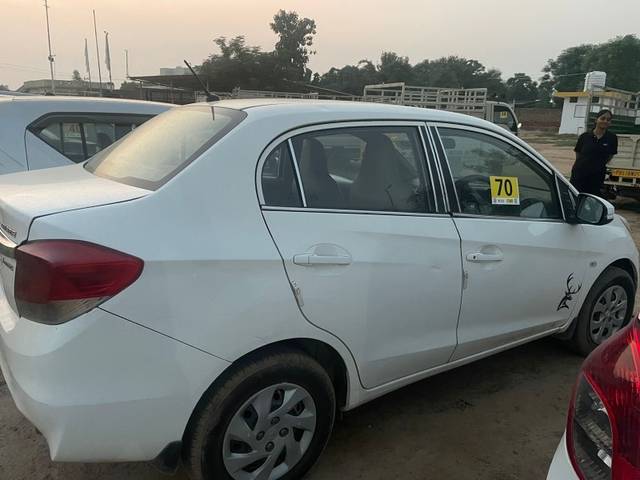 https://images10.gaadi.com/usedgaadi-sellcar/UsedCar/e5707caea/d685ab66-3eb9-4139-b68a-bf05c3ffcf4f.jpeg?imwidth=6401
