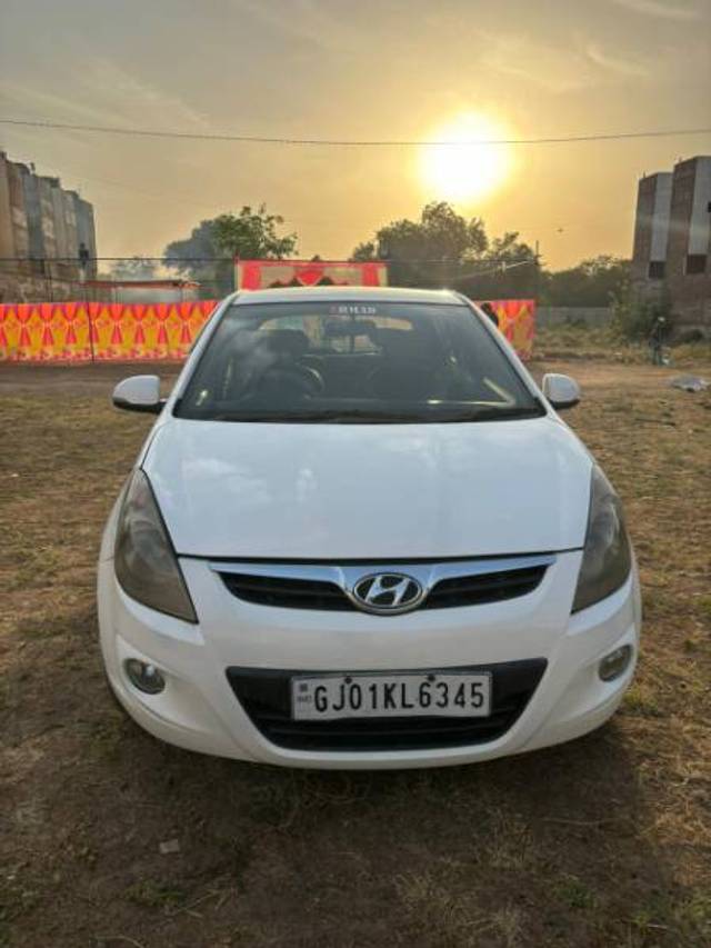 https://images10.gaadi.com/usedgaadi-sellcar/UsedCar/e570fc27a/47de70ce-c41f-4839-b37c-9fdfbf3135ce.jpg?imwidth=6400