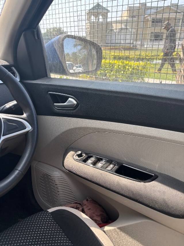 https://images10.gaadi.com/usedgaadi-sellcar/UsedCar/e57126dca/07ef3c09-a4a8-478e-b420-0f23083a27f1.jpeg?imwidth=6402