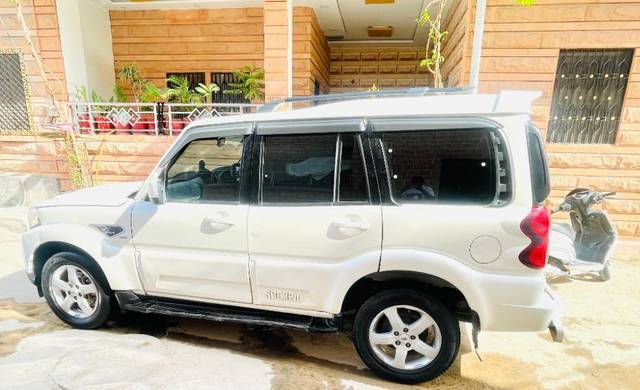 https://images10.gaadi.com/usedgaadi-sellcar/UsedCar/e571b281a/7141e2d6-1ca0-45cb-92c5-e3902fb01bd3.jpg?imwidth=6400