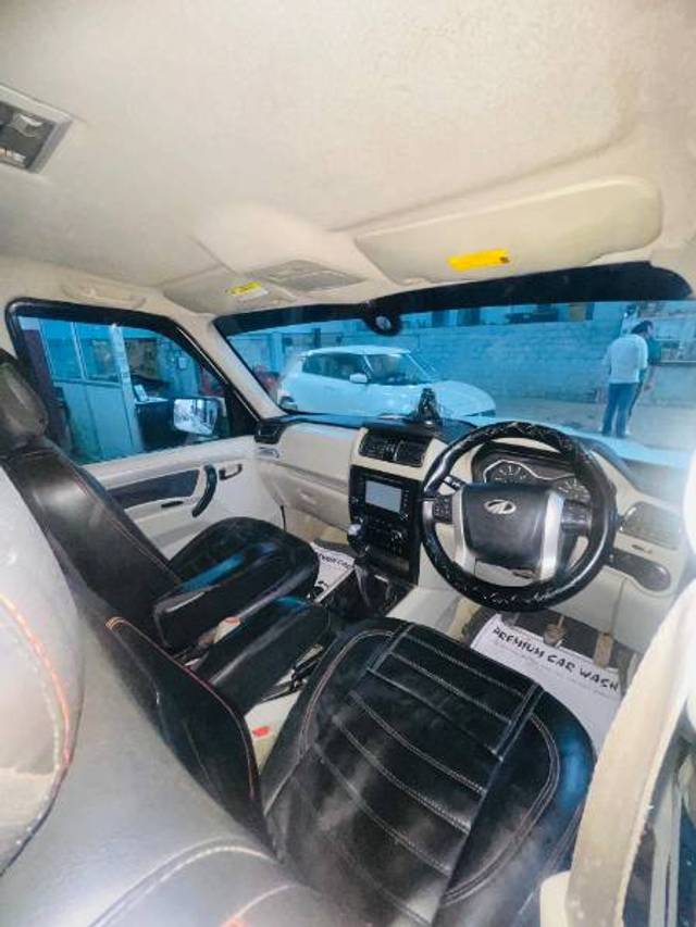 https://images10.gaadi.com/usedgaadi-sellcar/UsedCar/e571b281a/87bdaa29-f624-4d3f-b0cc-fedd3c9ce58d.jpg?imwidth=6402