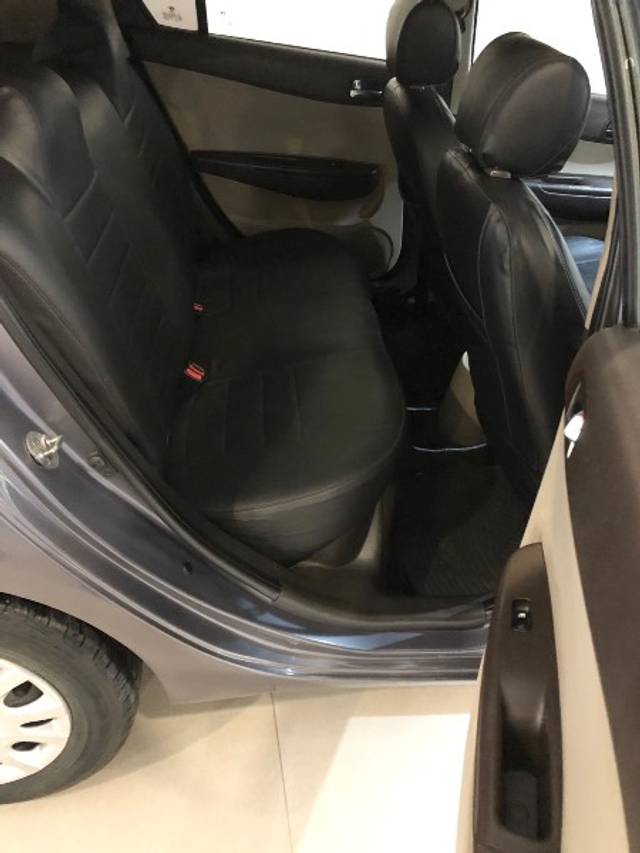 https://images10.gaadi.com/usedgaadi-sellcar/UsedCar/e571e3fba/0def1aae-a44a-43ec-a6ab-ac11501aad19.jpeg?imwidth=6402