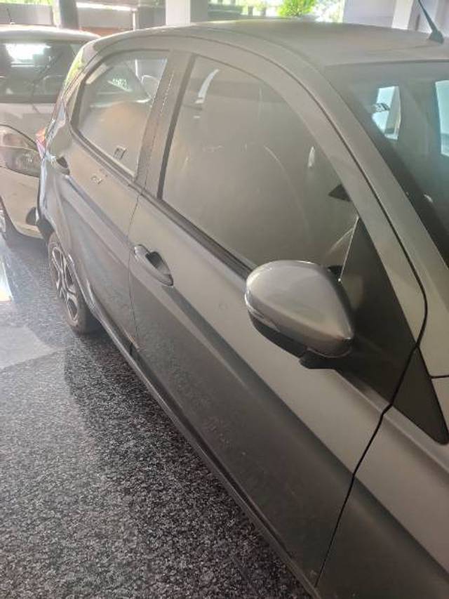 https://images10.gaadi.com/usedgaadi-sellcar/UsedCar/e571f9bfa/2017106a-bd69-4312-8cbd-a5b47f33d9d2.jpg?imwidth=6401