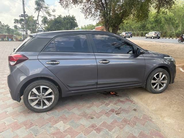 https://images10.gaadi.com/usedgaadi-sellcar/UsedCar/e57220fea/dda1f6a9-2707-48bb-ae79-e0d11d23872b.jpeg?imwidth=6401