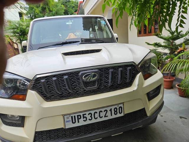 https://images10.gaadi.com/usedgaadi-sellcar/UsedCar/e5725b88a/46f79a58-5b50-4c7c-800a-0c3f86b7b4c6.jpg?imwidth=6400