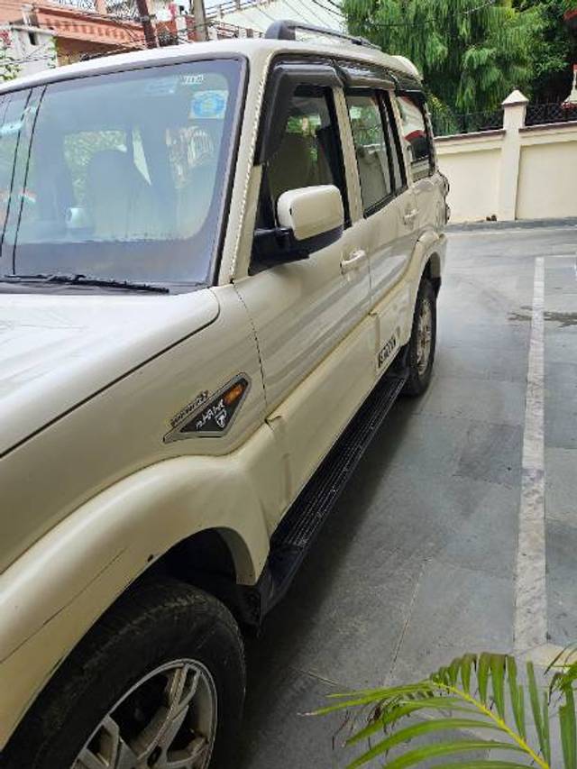 https://images10.gaadi.com/usedgaadi-sellcar/UsedCar/e5725b88a/67f3d35e-0490-461d-acfe-320ce893c9fc.jpg?imwidth=6402