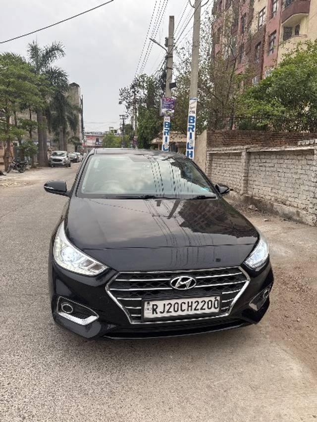 https://images10.gaadi.com/usedgaadi-sellcar/UsedCar/e573228da/5fec2e6e-6380-4889-b20c-f21588c9a6cb.jpg?imwidth=6400
