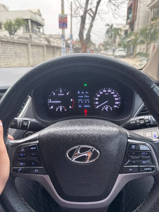 https://images10.gaadi.com/usedgaadi-sellcar/UsedCar/e573228da/9023d813-f34f-4fbb-ab3b-d3c29cdd584d.jpg?imwidth=6401