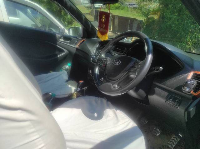 https://images10.gaadi.com/usedgaadi-sellcar/UsedCar/e573529da/30dddeda-6079-4f1b-bdaa-8b952c326e04.jpg?imwidth=6402