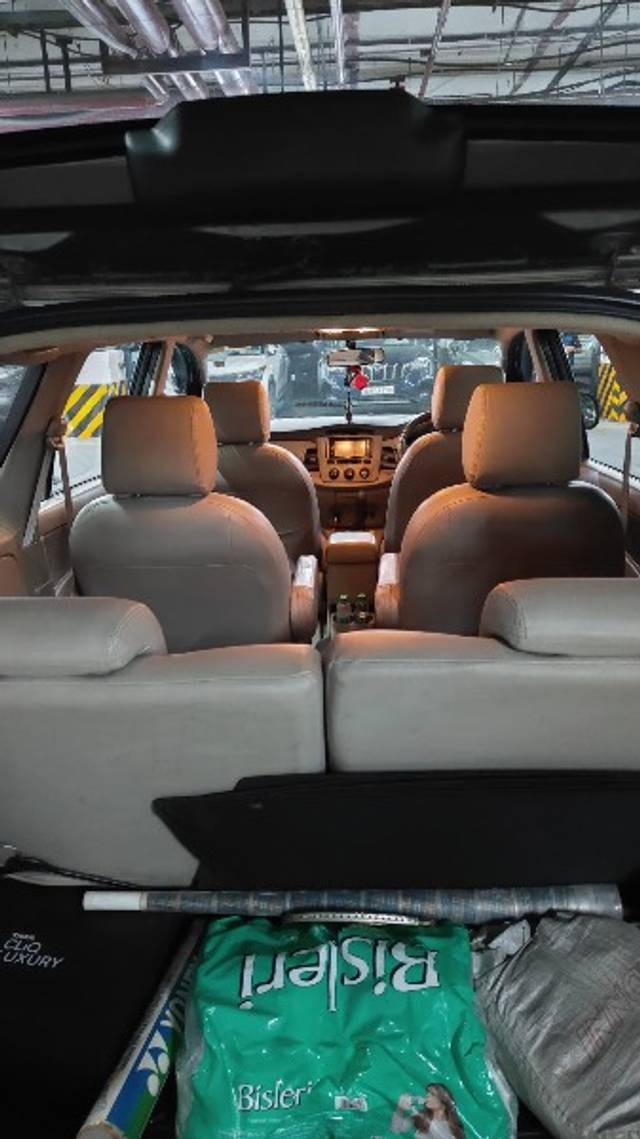 https://images10.gaadi.com/usedgaadi-sellcar/UsedCar/e574000ca/20b2cbd4-7486-4334-b323-3ff357ed4f19.jpeg?imwidth=6402