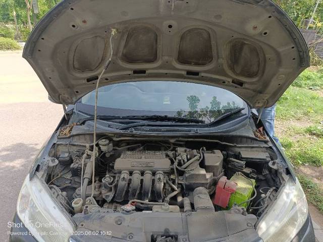 https://images10.gaadi.com/usedgaadi-sellcar/UsedCar/e5748250a/70b55a26-3c1a-4c22-a76e-4ce33a2f1588.jpg?imwidth=6402
