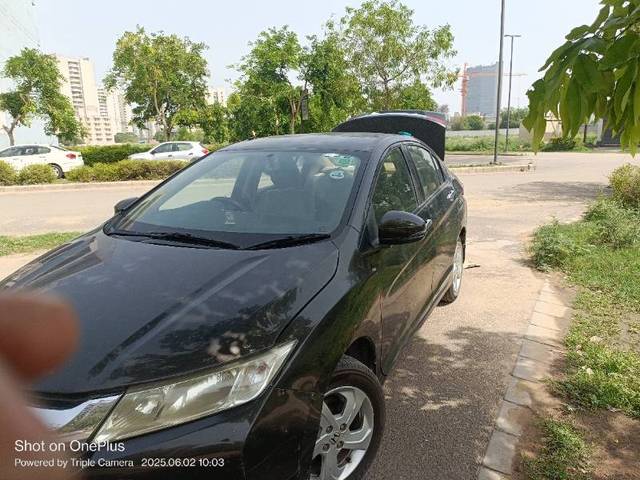 https://images10.gaadi.com/usedgaadi-sellcar/UsedCar/e5748250a/c8d2def5-5c2c-43df-a4c1-e37af10b8600.jpg?imwidth=6401