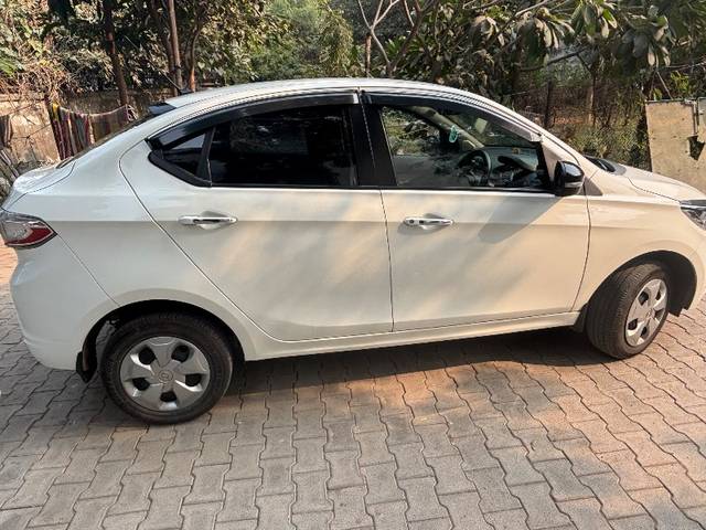 https://images10.gaadi.com/usedgaadi-sellcar/UsedCar/e574a12ca/02f25541-59b5-4046-9659-265589a9ec79.jpeg?imwidth=6402