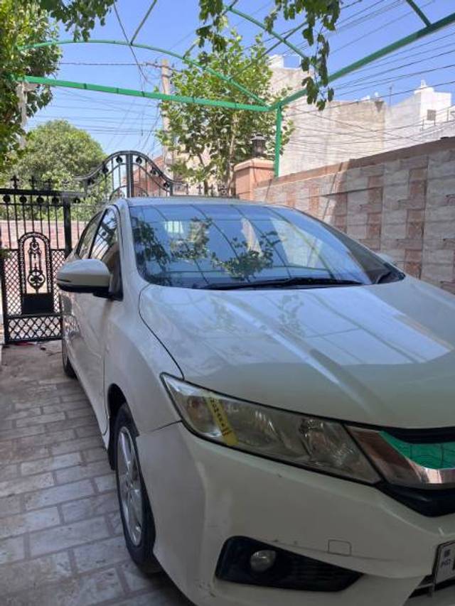 https://images10.gaadi.com/usedgaadi-sellcar/UsedCar/e5750a79a/776ee151-8380-4ca4-a9f9-4aafda533cd0.jpg?imwidth=6400