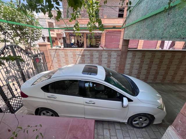 https://images10.gaadi.com/usedgaadi-sellcar/UsedCar/e5750a79a/f519327d-b32a-4c6f-973f-d65f9b170f81.jpg?imwidth=6402