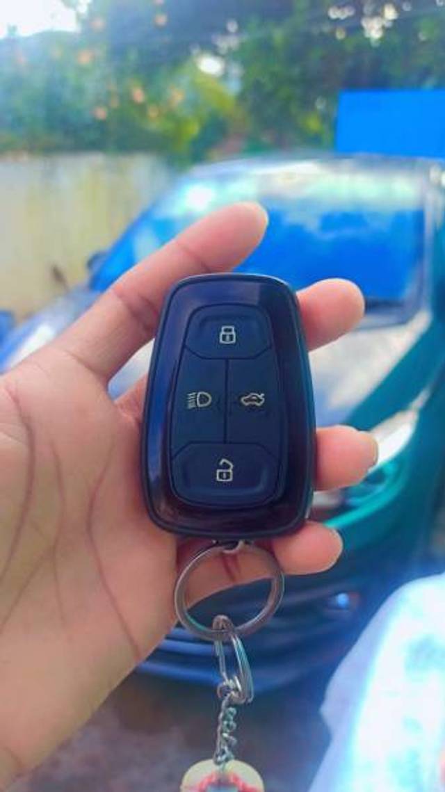 https://images10.gaadi.com/usedgaadi-sellcar/UsedCar/e575b45ca/fbe85cfe-8aac-4a00-86e3-1712933655ac.jpg?imwidth=6401