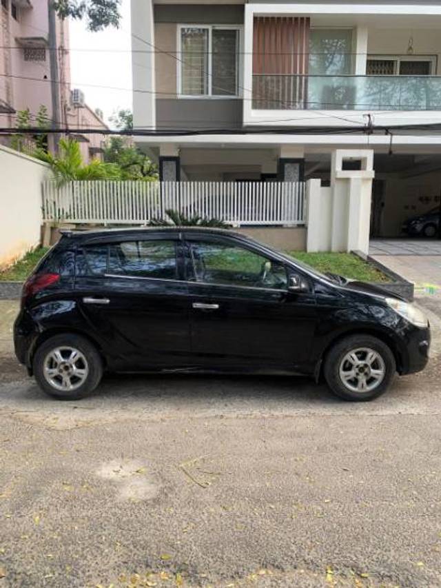 https://images10.gaadi.com/usedgaadi-sellcar/UsedCar/e5760f12a/845c29c4-9a92-4c43-a895-925272f2b006.jpg?imwidth=6401