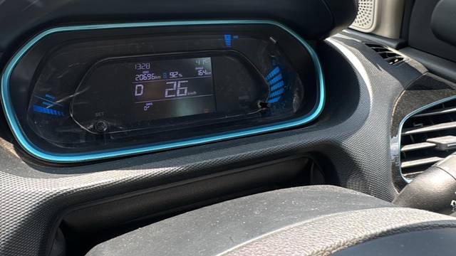 https://images10.gaadi.com/usedgaadi-sellcar/UsedCar/e576237aa/3cb79cea-0db7-46e1-9f63-b1c00ca21435.jpeg?imwidth=6402