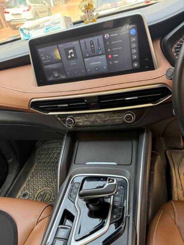https://images10.gaadi.com/usedgaadi-sellcar/UsedCar/e576356da/d4049a6c-a8f5-4b7c-8b20-fa7e6e5f3924.jpeg?imwidth=6402