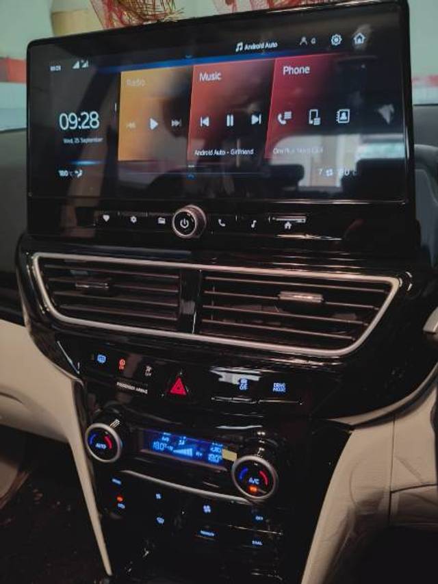 https://images10.gaadi.com/usedgaadi-sellcar/UsedCar/e5764771a/a7687d0d-d4d9-485e-8e57-c7fadb78087a.jpg?imwidth=6402