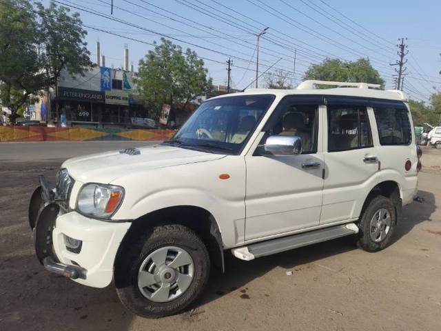 https://images10.gaadi.com/usedgaadi-sellcar/UsedCar/e576ff4ca/48a274f4-b2a1-400f-87d5-f607df605959.jpg?imwidth=6400