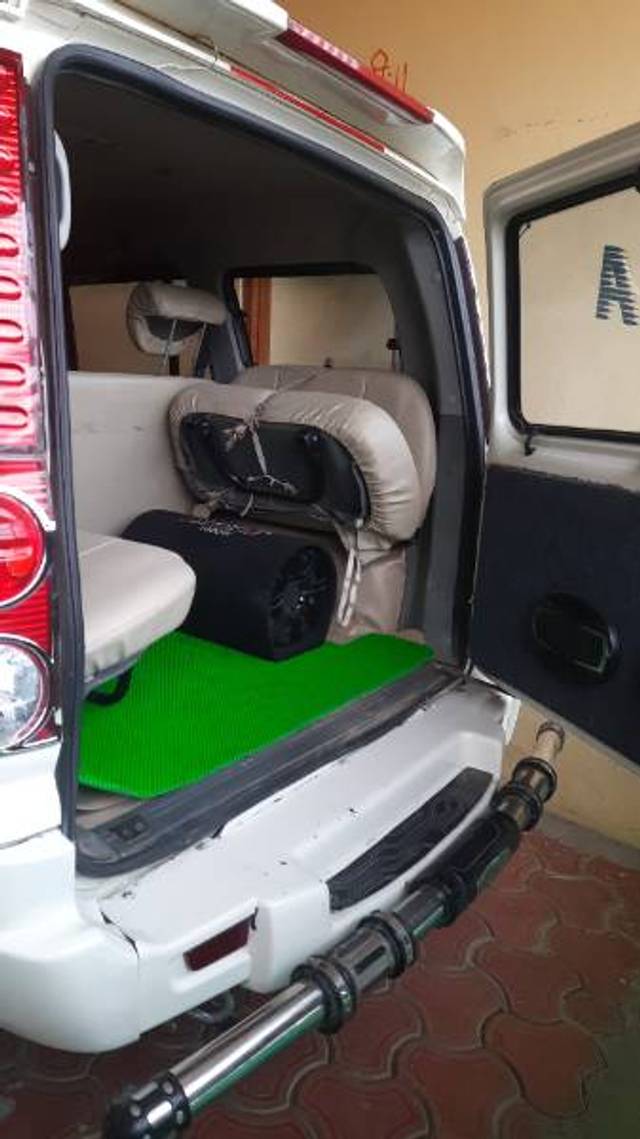 https://images10.gaadi.com/usedgaadi-sellcar/UsedCar/e576ff4ca/e1681d40-1281-4a59-b9fd-a91200063e89.jpg?imwidth=6402