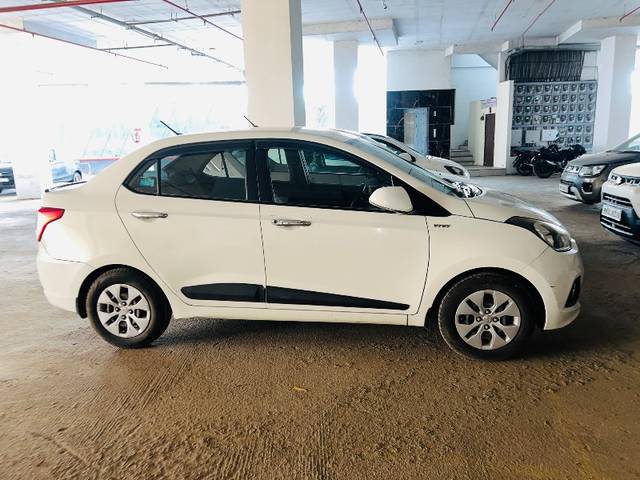 https://images10.gaadi.com/usedgaadi-sellcar/UsedCar/e5771c9aa/b178e25a-a3ad-4556-924c-e881ac9fa6b9.jpeg?imwidth=6400