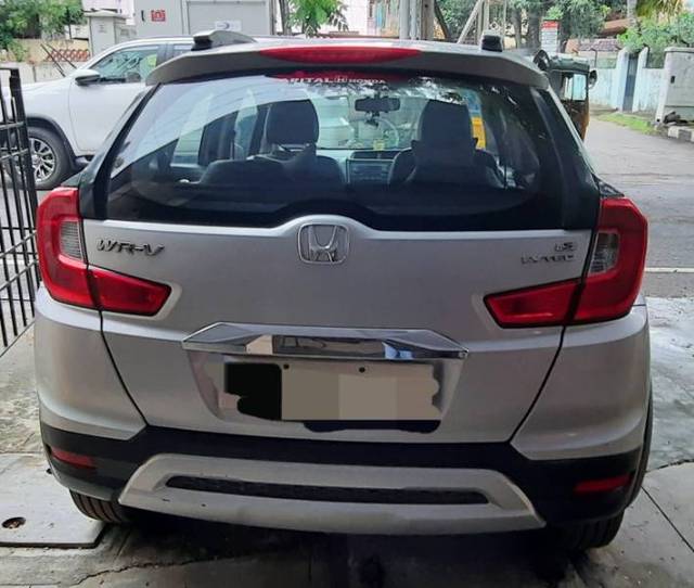 https://images10.gaadi.com/usedgaadi-sellcar/UsedCar/e578f984a/09795456-9813-4e84-ab69-57330ba87390.jpeg?imwidth=6401