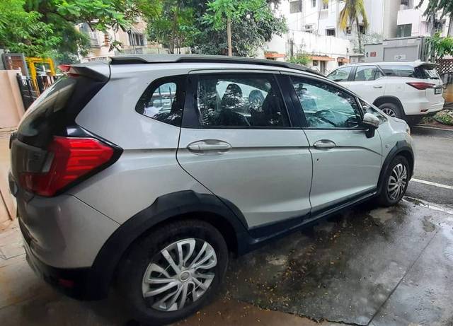 https://images10.gaadi.com/usedgaadi-sellcar/UsedCar/e578f984a/6346235d-3cf7-4529-a97b-8a2f81633a1d.jpeg?imwidth=6402