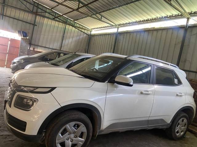 https://images10.gaadi.com/usedgaadi-sellcar/UsedCar/e5794ffea/e8c5ca15-edab-4609-82ed-856c6b7071a1.jpeg?imwidth=6400