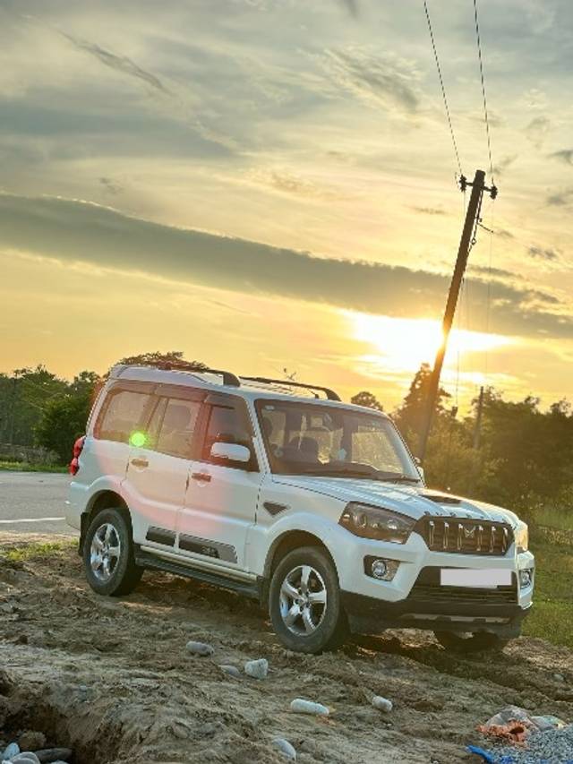 https://images10.gaadi.com/usedgaadi-sellcar/UsedCar/e579e3b3a/916d3dc5-48d4-4089-bec8-1a4b1002cbee.jpeg?imwidth=6402
