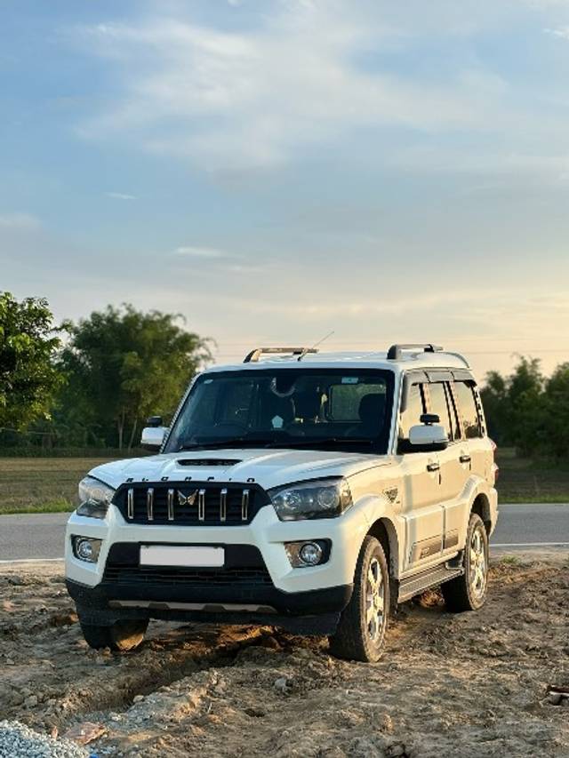 https://images10.gaadi.com/usedgaadi-sellcar/UsedCar/e579e3b3a/a8a6ebbe-1dad-4370-b803-bde2b2bb64d5.jpeg?imwidth=6401