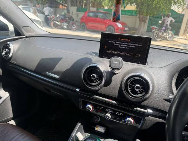 https://images10.gaadi.com/usedgaadi-sellcar/UsedCar/e579f74ba/565da306-eb9d-4f78-b306-00b1aa22cb96.jpg?imwidth=6402