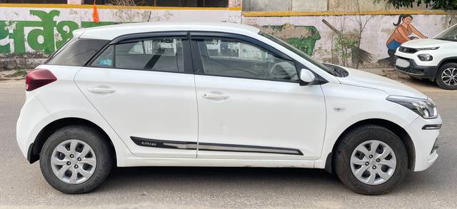 https://images10.gaadi.com/usedgaadi-sellcar/UsedCar/e57a808da/b699030d-9bc4-4daf-b81f-f6f4dd2c6821.jpeg?imwidth=6401