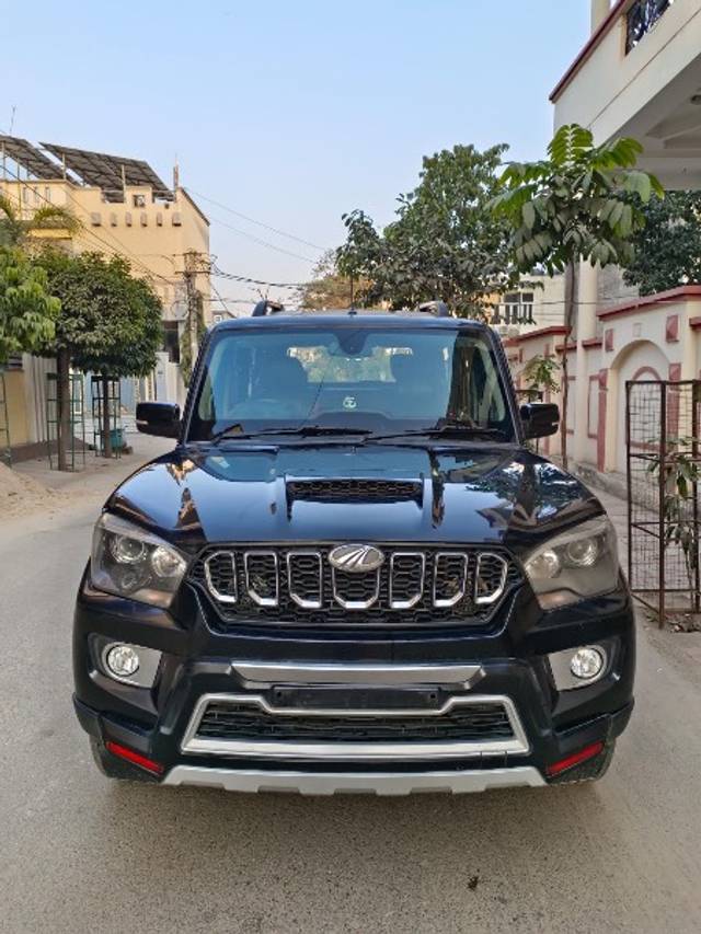 https://images10.gaadi.com/usedgaadi-sellcar/UsedCar/e57b3d93a/3ad778d8-32dc-4f6b-8e18-02956a1be62e.jpeg?imwidth=6402