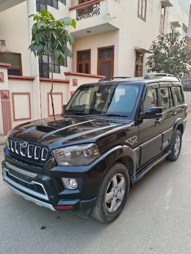 https://images10.gaadi.com/usedgaadi-sellcar/UsedCar/e57b3d93a/cbe545c0-60f1-43cc-9851-2334e4df9bcd.jpeg?imwidth=6401