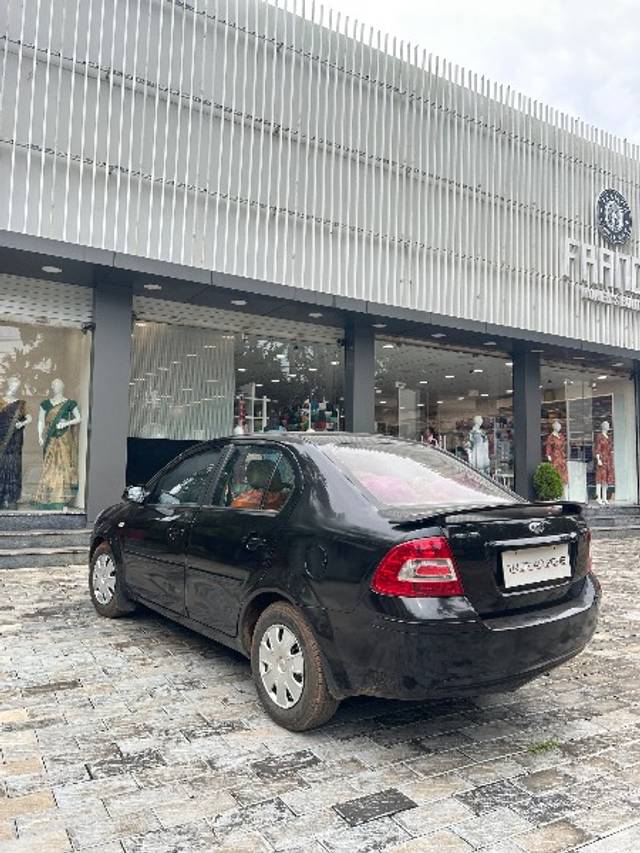 https://images10.gaadi.com/usedgaadi-sellcar/UsedCar/e57d4655a/1619c4e2-7803-4736-bea7-0a766fbbb7ef.jpeg?imwidth=6402