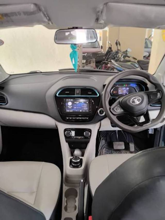 https://images10.gaadi.com/usedgaadi-sellcar/UsedCar/e57d8917a/a27eaf2b-8e72-4781-aa8d-1cecdbd0e537.jpg?imwidth=6402